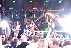 Alasti laval gogo tüdrukud rave-techno kontsert 2 tüdrukud
