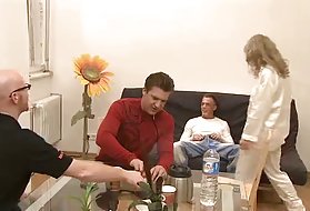 Vaata porn videod bussi blond on alle der kaal suured tissid, gang bang