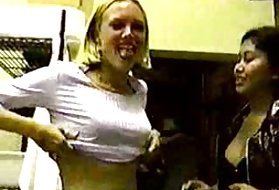 Porno vaadata online-perekonna blond babe näitab tema rind