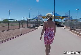 Paks keha milf võtab see perse avatud perse park (avalik park