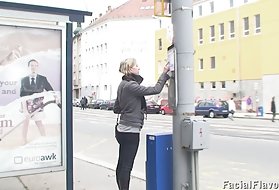 Blond teen saab tohutu näo -, riietusruumid, blond nägu
