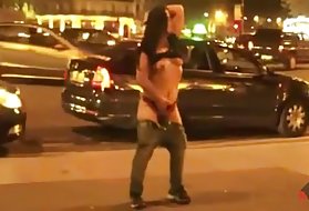Horny tüdruk müük avalikult ees rahvamassi läheb