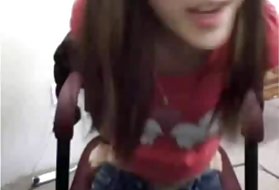 Asian babe masturbates nukk tööl samal ajal kui ülemus on ära !