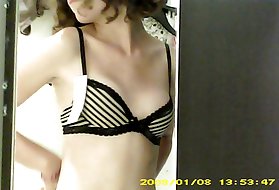 Riietusruum hidden cam - topless brünett väike rind kaste