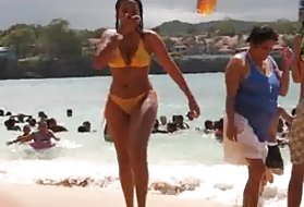 Busty tüdruk seljas). selles bikiinid kannavad busty keelatud porno mäng